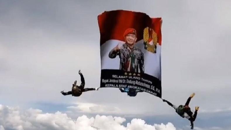Unik, Begini Cara Kopassus Ucapkan Selamat HUT ke KSAD Dudung Abdurachman