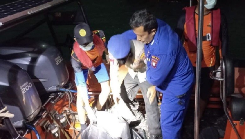 title Mayat Balita Ditemukan di Perairan Batam Diduga Korban Kapal Terbalik Mayat Balita Ditemukan di Perairan Batam Diduga Korban Kapal Terbalik