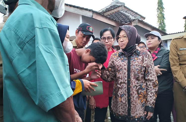 Kunjungi Posko Pengungsi Longsor di Gunungkidul, Mensos Beri Santunan pada Keluarga Korban