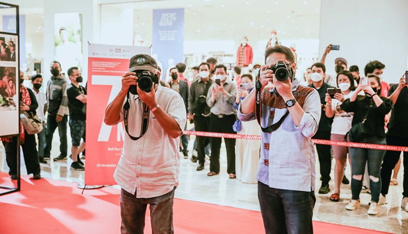 Gaya Menteri PUPR dan Menkes jadi Fotografer pada Pameran 7 Citizen No 1 - Bagian 4