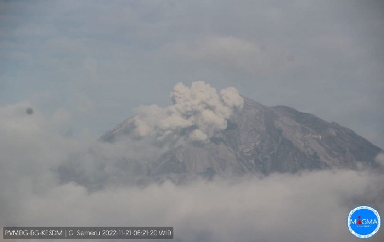 Gunung Semeru Erupsi Keluarkan Abu Vulkanik Setinggi 400 Meter