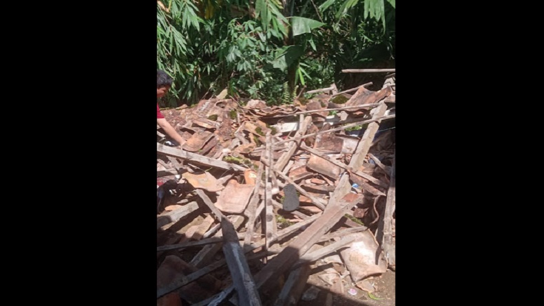 title Gempa Cianjur, Warga Sukabumi saat Tidur Dikejutkan dengan Suara Gemuruh Rumah Ambruk Gempa Cianjur, Warga Sukabumi saat Tidur Dikejutkan dengan Suara Gemuruh Rumah Ambruk