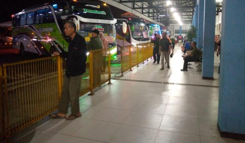 title Terminal Induk Pemalang Sepi Penumpang, Awak Bus dan Pedagang Menjerit Terminal Induk Pemalang Sepi Penumpang, Awak Bus dan Pedagang Menjerit