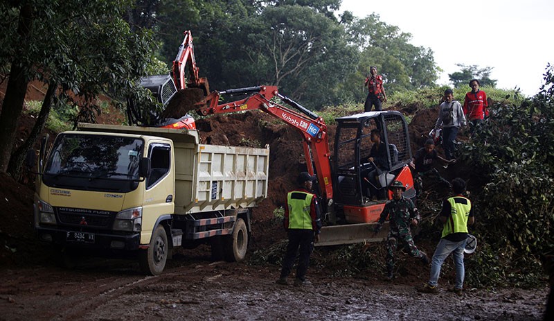 Akses Jalan Raya Puncak Tertutup Longsor akibat Gempa Cianjur - Bagian 1