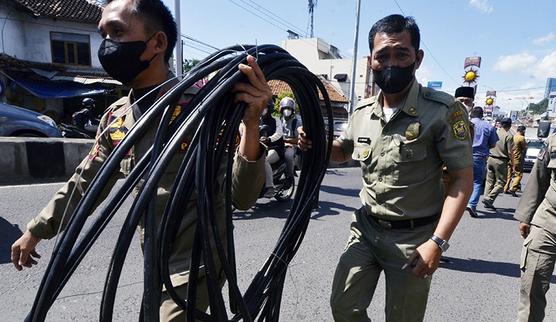 Semrawut, Kabel Fiber Optik Dipotong Petugas - Bagian 1