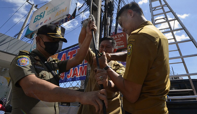 Semrawut, Kabel Fiber Optik Dipotong Petugas - Bagian 2