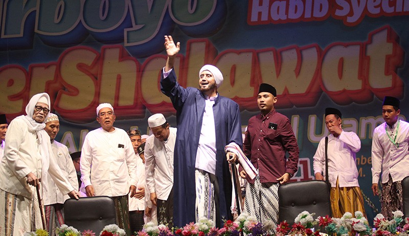 Habib Syech bin Abdul Qadir Assegaf  Pimpin Sholawat Sambut 1 Abad NU - Bagian 1