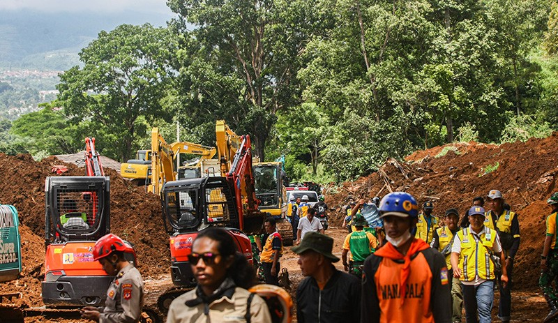 Begini Kondisi Jalan Putus akibat Gempa Cianjur, Tim SAR Cari Penumpang Tertimbun Longsor - Bagian 2
