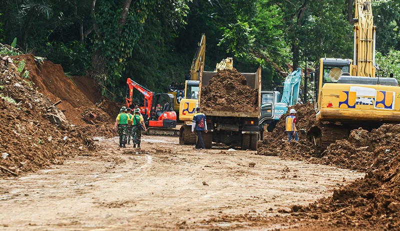 Begini Kondisi Jalan Putus akibat Gempa Cianjur, Tim SAR Cari Penumpang Tertimbun Longsor - Bagian 3