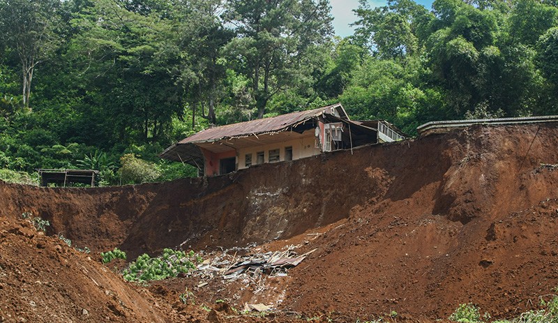 Begini Kondisi Jalan Putus akibat Gempa Cianjur, Tim SAR Cari Penumpang Tertimbun Longsor - Bagian 4