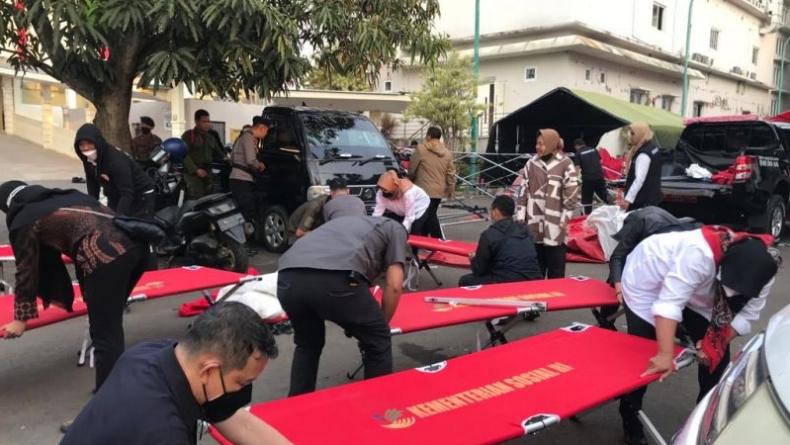 title Antisipasi Gempa Susulan, Kemensos Siapkan 1.000 Tenda untuk Korban Gempa Cianjur Antisipasi Gempa Susulan, Kemensos Siapkan 1.000 Tenda untuk Korban Gempa Cianjur
