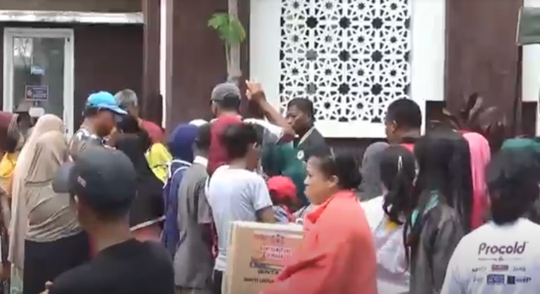 Ratusan Korban Banjir di Makassar Dapat Bantuan Sembako