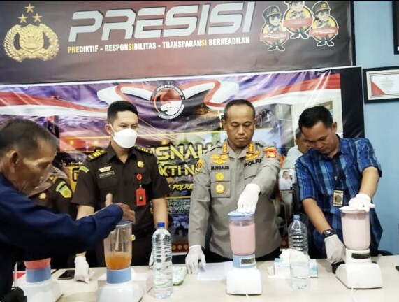 Polrestabes Palembang Blender Barang Bukti 2 Kg Sabu dari Malaysia dan 1.000 Butir Ekstasi
