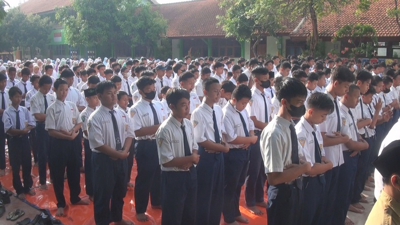 title Siswa SD dan SMP di Mojokerto Gelar Salat Gaib Serentak untuk Korban Gempa Cianjur Siswa SD dan SMP di Mojokerto Gelar Salat Gaib Serentak untuk Korban Gempa Cianjur