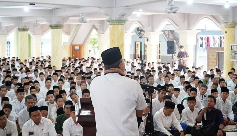 Kuliah Umum di Ponpes Darussalam Blokagung Banyuwangi, Zulhas: Santri Harus Memiliki Ilmu dan Iman Kokoh Hadapi Perubahan Dunia - Bagian 2