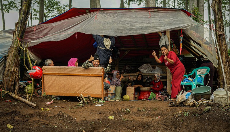 Korban Gempa Cianjur Belum Terima Bantuan, Warga Patungan Buat Tenda Darurat - Bagian 4
