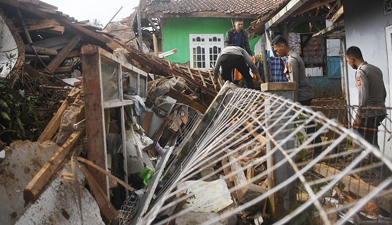 Pencarian Korban Tertimbun Longsor akibat Gempa Cianjur Terus Dilakukan - Bagian 2