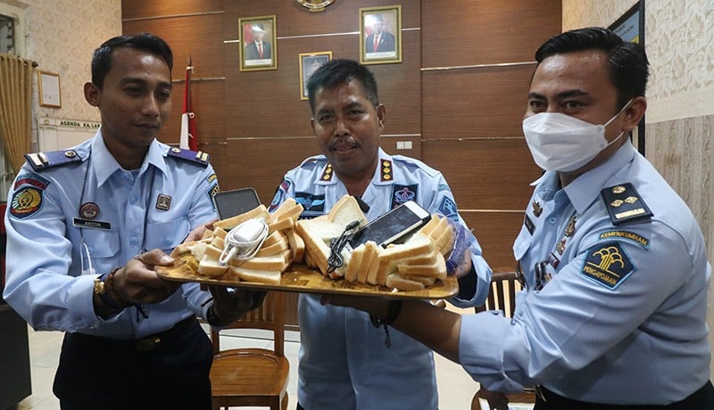 Penampakan Roti Tawar Isi Handphone Diselundupkan untuk Napi Narkoba - Bagian 2