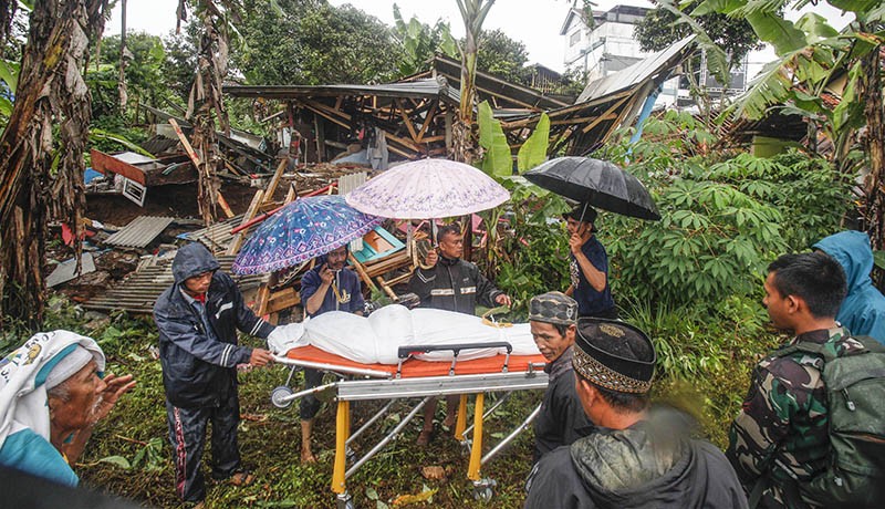 Diguyur Hujan, Salat Jenazah Korban Gempa Dilaksanakan di Dekat Reruntuhan Bangunan - Bagian 3