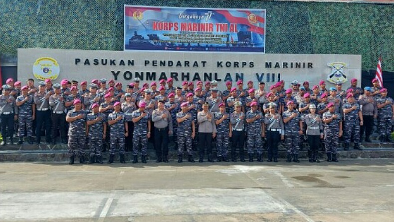 Kompak, Personel Polri dan TNI Apel Sinergitas di Lapangan Mako Yonmarhanlan VIII Bitung