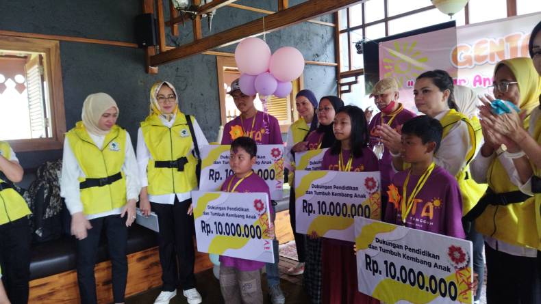 Perempuan Golkar Bersatu Salurkan Beasiswa bagi Anak Penyintas Tragedi Kanjuruhan