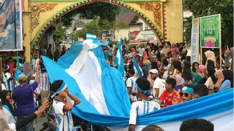 Fans Fanatik, Warga Jazirah Leihitu Arak Bendera Argentina 100 Meter Keliling Kampung