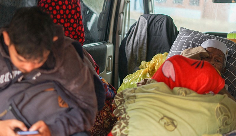 Cianjur Terus Diguncang Gempa Susulan, Warga Pilih Mengungsi di Dalam Mobil - Bagian 2