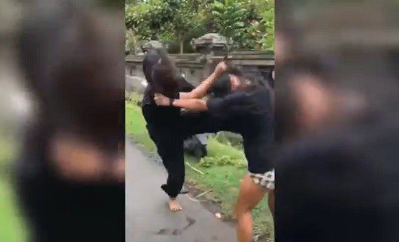 Bak MMA, 2 Remaja Perempuan di Bali Bertarung Sengit di Tengah Jalan Gegara Cowok