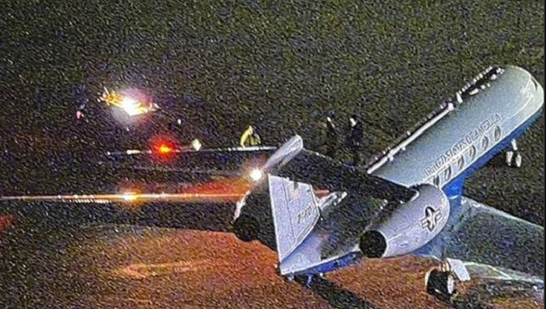 Pesawat Militer C-37 Mendarat Darurat usai Lepas Landas karena Tabrak Kawanan Burung