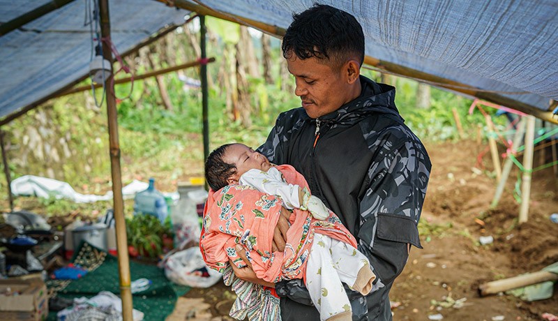 Korban Gempa Cianjur Belum Terima Bantuan, Warga Patungan Buat Tenda Darurat - Bagian 5