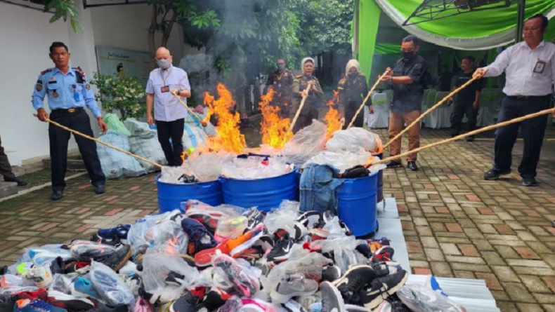 Ribuan Pasang Sepatu Nike Palsu Dimusnahkan di Semarang