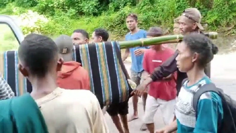 title Viral Ibu Hamil Ditandu Sejauh 9 Km ke Jalan Raya saat Hendak ke Puskesmas di Sikka Viral Ibu Hamil Ditandu Sejauh 9 Km ke Jalan Raya saat Hendak ke Puskesmas di Sikka