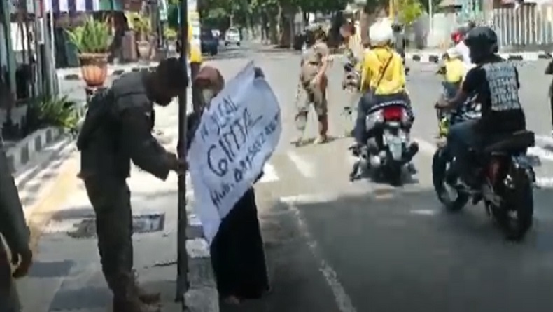 title Viral Janda di Tuban Rela Jual Ginjal di Jalanan Demi Lunasi Utang Anak Viral Janda di Tuban Rela Jual Ginjal di Jalanan Demi Lunasi Utang Anak