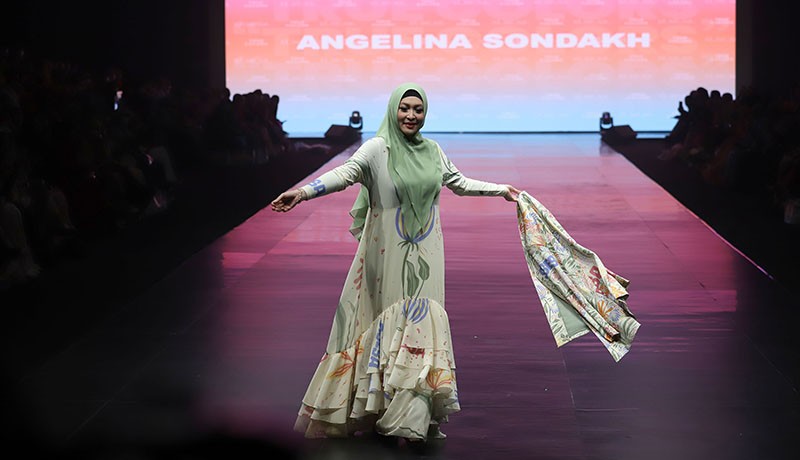 Gaya Angelina Sondakh Pakai Busana Muslim Berjalan di Tengah Catwalk - Bagian 1