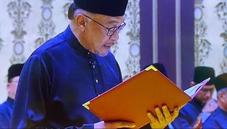  Anwar Ibrahim Resmi Dilantik sebagai PM Malaysia