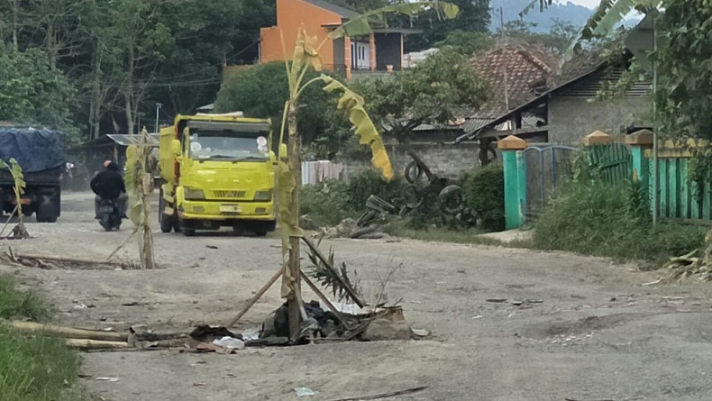 Akses ke TPA Sarimukti KBB Rusak Parah, Warga Kesal Tanam Pohon Pisang di Jalan