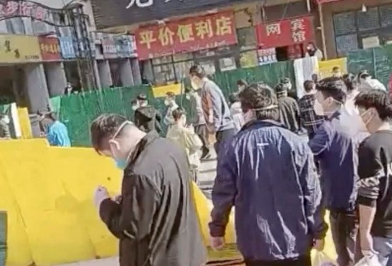 Ratusan Pekerja Protes di Pabrik iPhone di China Berujung Rusuh