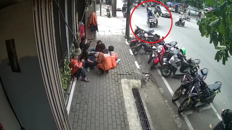 2 Motor Tabrakan di Kebonjati Bandung, Pengendara Mental ke Parkiran