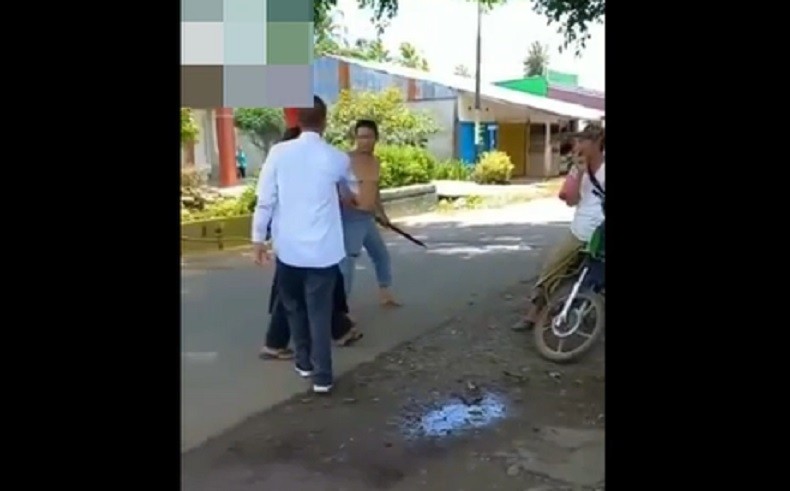 Video Viral Pria Ngamuk Bawa Golok Diduga Pergoki Istri Berdua dengan Selingkuhan 