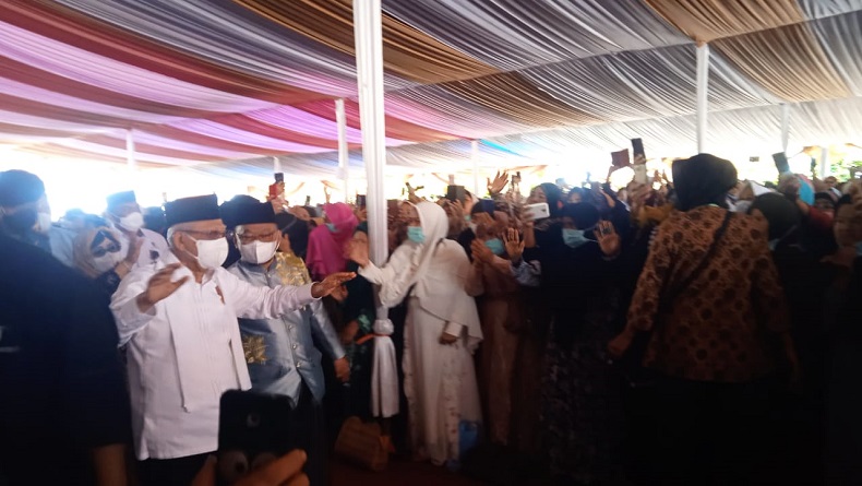 Ribuan Siswa dan Santri Garut Sambut Wapres Berkunjung ke Karangtengah 