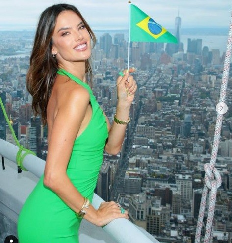 Intip Potret Seksi Alessandra Ambrosio Model Pakaian Dalam Jadi Fans Fanatik Timnas Brazil
