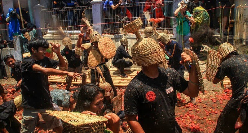 Wisatawan Wajib Tahu, di Lembang Ada Ritual Perang Tomat Mirip La Tomatina Spanyol