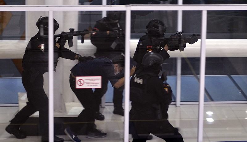 Gegana Brimob Polda Lampung Selamatkan Sandera di Bandara Radin Inten II - Bagian 1