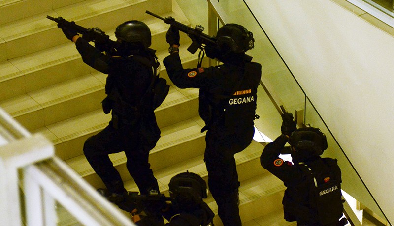 Gegana Brimob Polda Lampung Selamatkan Sandera di Bandara Radin Inten II - Bagian 2