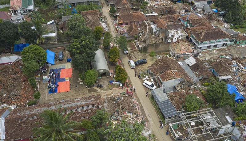 Korban Gempa Cianjur Salat Jumat di Antara Reruntuhan Bangunan - Bagian 3