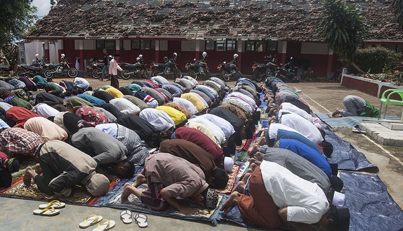 Korban Gempa Cianjur Salat Jumat di Antara Reruntuhan Bangunan - Bagian 2