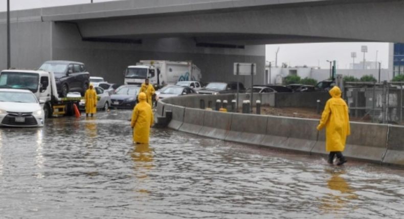  Kota Jeddah Arab Saudi Dilanda Hujan Lebat Disertai Petir, 2 Orang Tewas