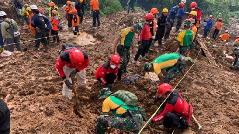 Jasad Satu Rombongan Tertimbun Longsor Dievakuasi Personel Kostrad, 8 Perempuan 1 Laki-Laki
