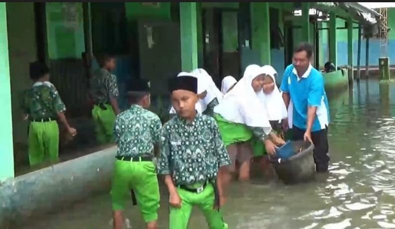Kisah Perjuangan Guru Honorer di Desa Terpencil Cilacap, Terjang Jalan Rusak dan Genangan Banjir