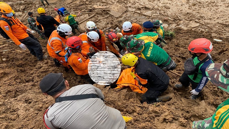 Haru, Jenazah Ibu dan Anak Saling Berpelukan Ditemukan Tertimbun Tanah di Cijedil Cianjur